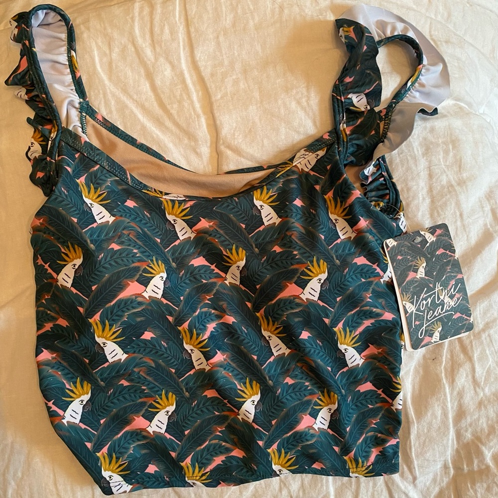 KJ NWT Cockateil Flutter Top